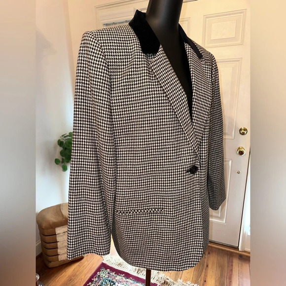 Vintage houndstooth jacket with black velvet collar and shoulder pads - Picture 2 of 3